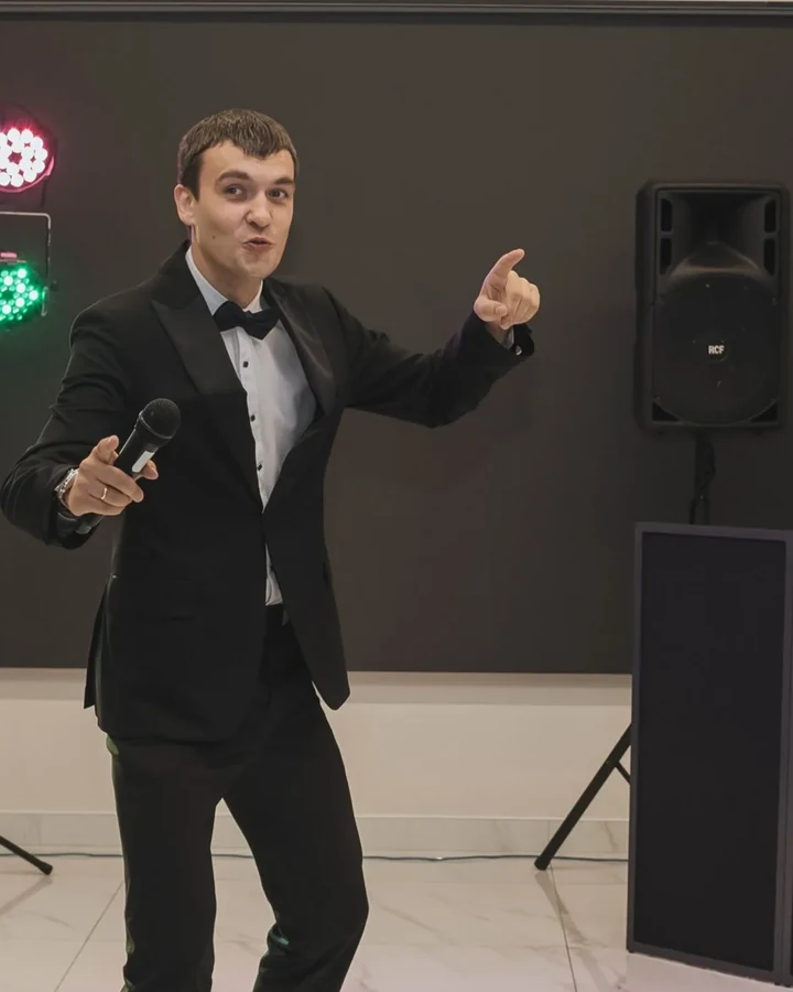Сергей с микрофоном, лицо видно