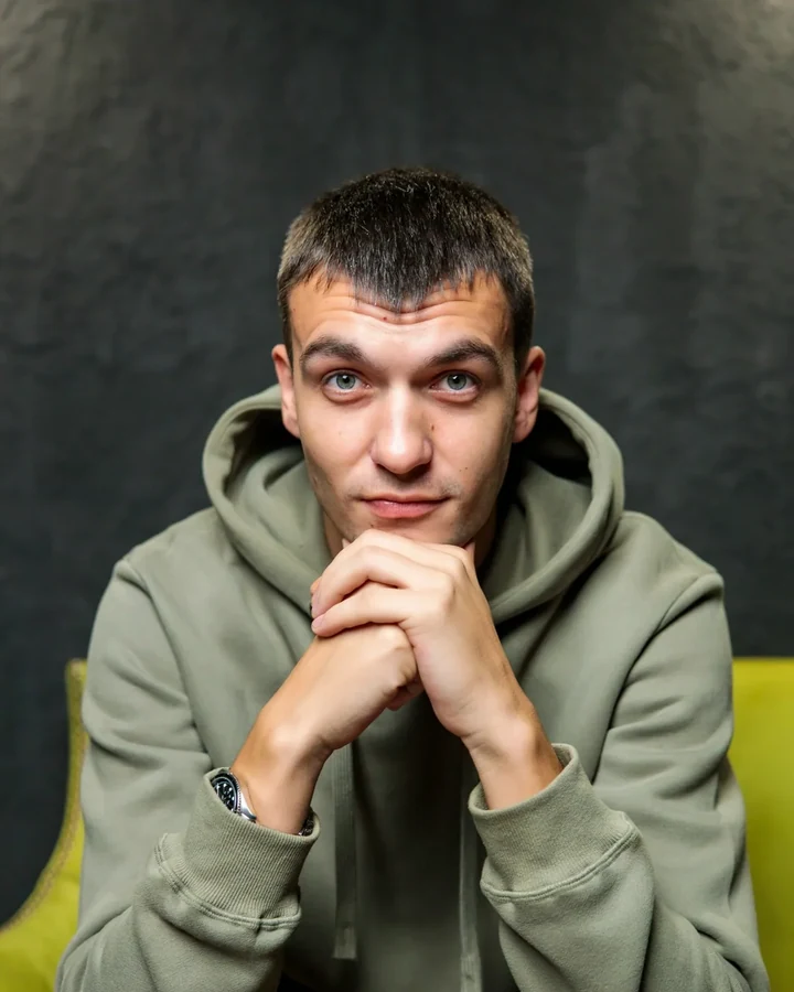 Крупный портрет Сергея, хорошо видно лицо
